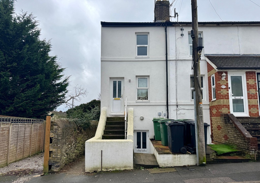 Lot: 91 - FREEHOLD END-TERRACE PROPERTY DIVIDED INTO A TWO-BEDROOM MAISONETTE AND GARDEN FLAT - Front of property